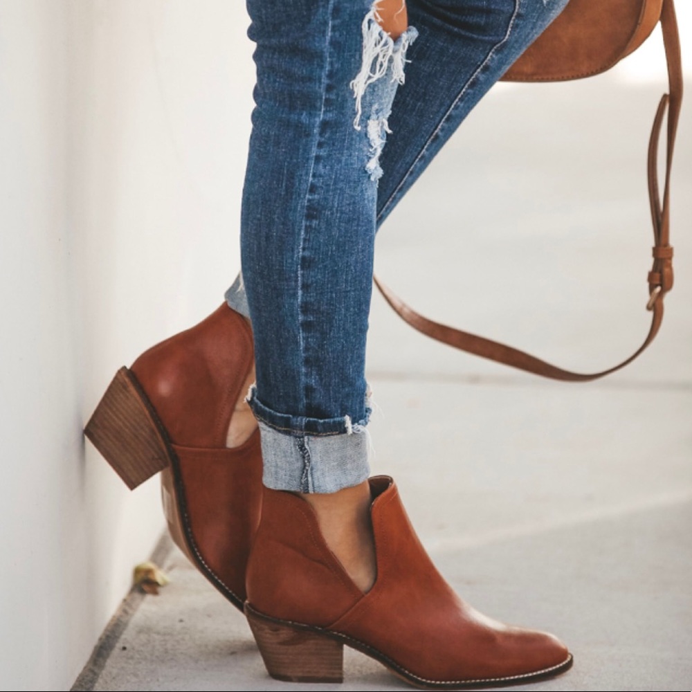 LAST 2️⃣ Vegan Leather Bootie with Block Heel - Picture 2 of 8